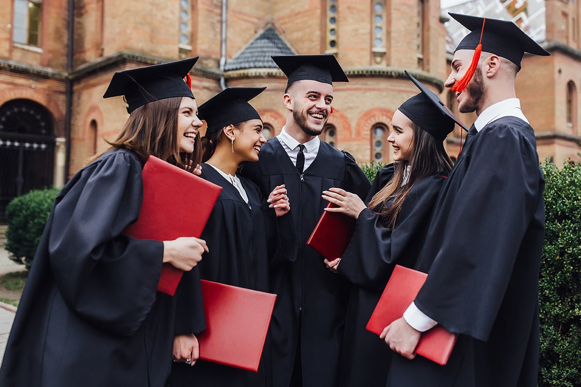 Il programma Doppio Diploma Italia-USA di iYES, in collaborazione con The Brook Hill Academy di Los Angeles, permette di conseguire un diploma di High School americana online in parallelo al percorso scolastico italiano