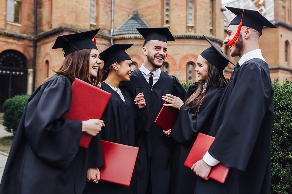 Insieme al tuo istituto, Partner iYES, scopri il Doppio Diploma Italia-USA online firmato The Brook Hill Academy: un percorso flessibile e accessibile che integra scuola italiana e high school americana, arricchito da esperienze all’estero che formano i cittadini globali di domani.