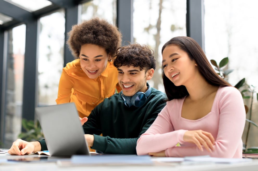 Dalle attività di orientamento già pronte alla progettazione dei percorsi: scopri gli strumenti IA pratici che tante scuole stanno già utilizzando con studenti e classi 