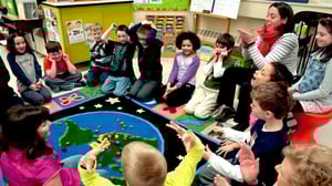 Studenti seduti in cerchio durante un'attività di dialogo per la prevenzione del bullismo a scuola