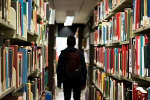 Studenti in un campus impegnati in attività di studio e apprendimento collaborativo