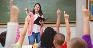 Docente che accoglie un alunno in classe, immagine collegata al congedo parentale scuola 14 anni