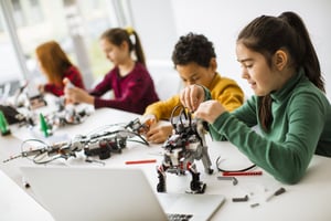 Studenti impegnati in un laboratorio di robotica educativa a scuola