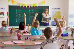 Bambini in classe durante una lezione partecipativa e coinvolgente
