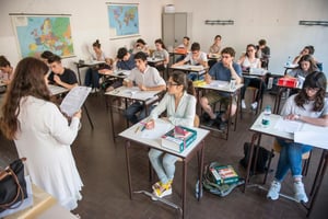 Studenti in aula durante una lezione inclusiva e partecipativa