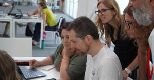 Docenti in un laboratorio di formazione digitale scolastica