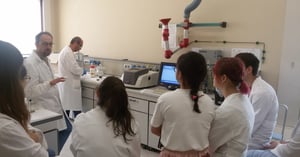 Studenti in laboratorio in un istituto tecnico, filiera 4+2