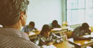 Insegnante in aula durante una lezione: contratto scuola 2025 2027 aumenti docenti