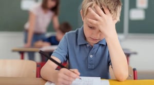 Alunni della scuola primaria durante una prova scritta in classe