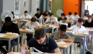 Studenti in aula durante la preparazione all'esame di maturità