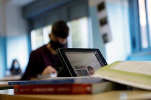 Studenti e docenti che utilizzano tecnologie digitali in un’aula scolastica italiana innovativa