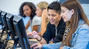 Studenti che collaborano in classe utilizzando tecnologie digitali per la socializzazione