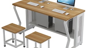 Postazione di segreteria scolastica con monitor, tastiera e fascicoli, simbolo del lavoro amministrativo digitale