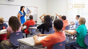 Docente in aula scolastica con studenti durante una lezione