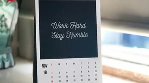 Calendario e documenti su scrivania: promemoria scadenze scuola 7 maggio 2026