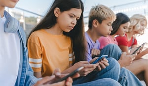 Adolescenti che utilizzano dispositivi digitali in ambiente scolastico