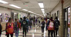 Studenti in corridoio scolastico durante il cambio dell'ora