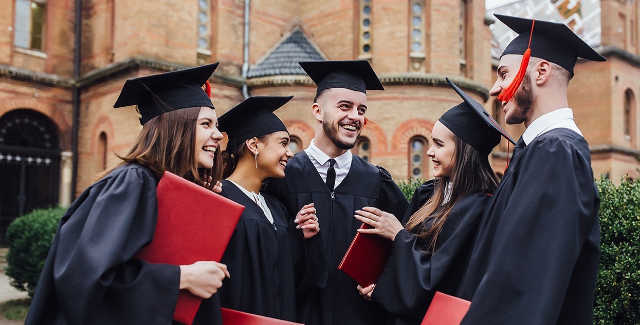 Insieme al tuo istituto, Partner iYES, scopri come ottenere un diploma di high school americana in parallelo allo studio in Italia, con il Doppio Diploma online firmato The Brook Hill Academy