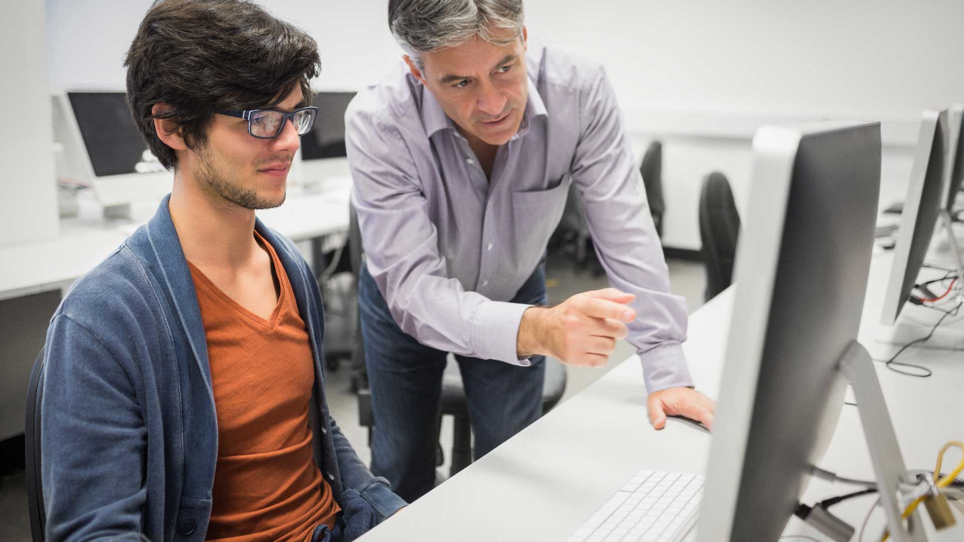 Un tutor segue uno studente durante il percorso di formazione scuola lavoro