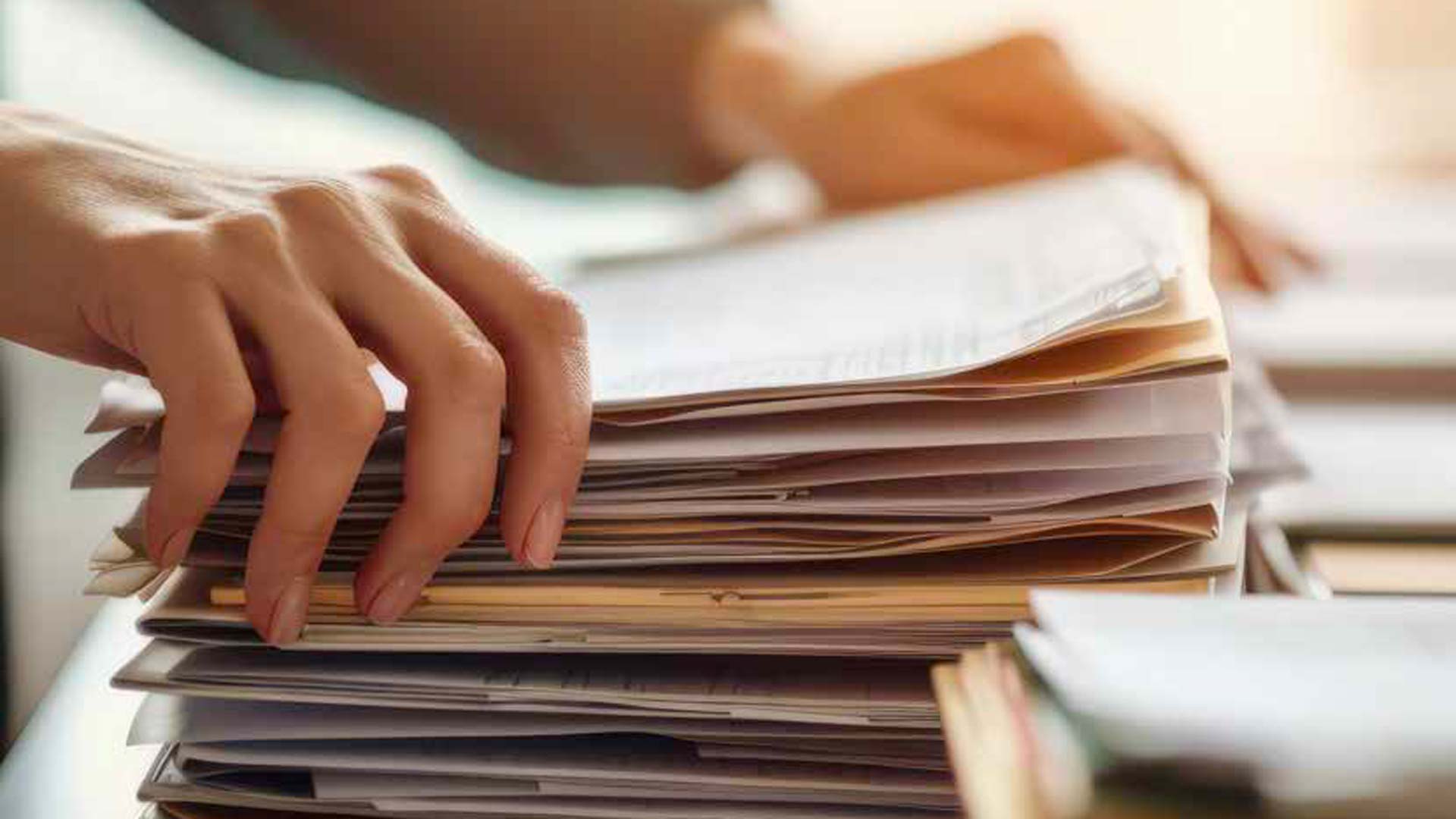 Scopri come riordinare, catalogare e liberare gli archivi scolastici affidando in in outsourcing la documentazione cartacea