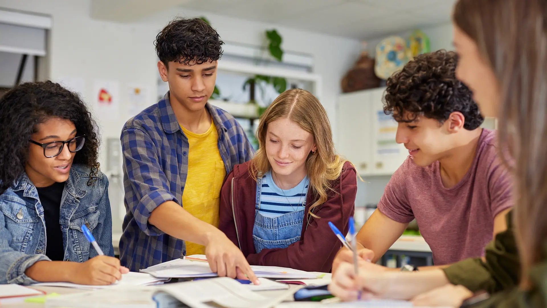Educare i giovani a vivere in sicurezza, sulla strada e online